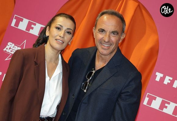 Face à un décor rouge pétant qui rappelle les espaces de vie des élèves, le papa d'Agathe et d'Andréas a un peu de mal. 

Karima Charni et Nikos Aliagas - Inauguration de l'appart de la "Star Academy" à Paris le 14 octobre 2026. © Coadic Guirec /Bestimage