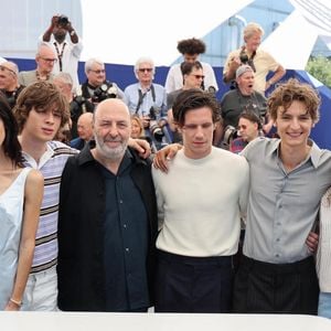 Le film "La Venue de l'avenir" était présenté au festival de Cannes cette année.

Valentin Campagne, Suzanne Lindon, Paul Kircher, Cédric Klapisch, Abraham Wapler, Vassili Schneider, Angèle Garnier et Raïka Hazanavicius au photocall du film "La Venue de l'Avenir" lors du 78ème Festival International du Film de Cannes, Fr. © Jacovides-Moreau/Bestimage