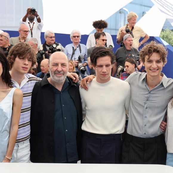 Le film "La Venue de l'avenir" était présenté au festival de Cannes cette année.

Valentin Campagne, Suzanne Lindon, Paul Kircher, Cédric Klapisch, Abraham Wapler, Vassili Schneider, Angèle Garnier et Raïka Hazanavicius au photocall du film "La Venue de l'Avenir" lors du 78ème Festival International du Film de Cannes, Fr. © Jacovides-Moreau/Bestimage
