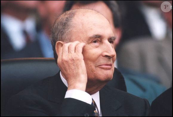 ARCHIVES - FRANCOIS MITTERRAND AU PARC DES PRINCES