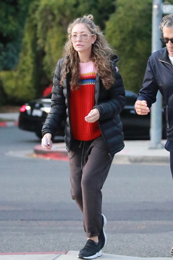 L'actrice Rebecca Gayheart a été vue en train de se promener tranquillement avec un ami, alors que des rumeurs circulent sur le fait qu'elle aurait renoué sa relation avec Eric Dane.
©Backgrid USA / Bestimage