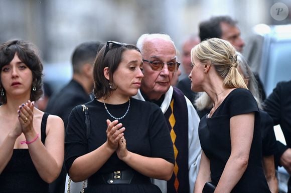 Ninon Ardisson, Manon Ardisson, Audrey Crespo-Mara assistant aux funérailles de Thierry Ardisson à l'église Saint Roch à Paris, France, le 17 juillet 2025. Photo par Franck Castel/ABACAPRESS.COM