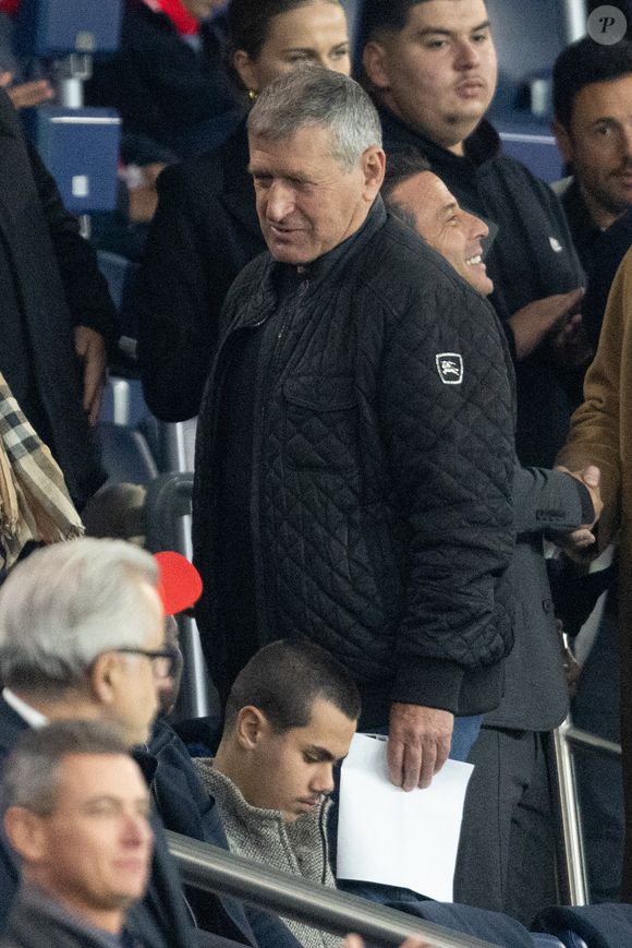 Safet Sušić - Célébrités dans les tribunes du match de Ligue des Champions entre le PSG contre le Bayern de Munich (1-2) au Parc des Princes à Paris le 4 novembre 2025. © Cyril Moreau/Bestimage