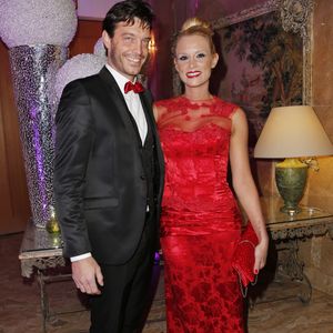 Elodie Gossuin et son mari Bertrand Lacherie lors de la 38ème édition de la cérémonie des Best au Salon Hoche à Paris le 15 décembre 2014.

Marc Ausset Lacroix / Bestimage