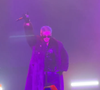 Il s'agit du chanteur sud-coréen Bain.
Bain fait son coming out à son public lors d'un concert à Los Angeles le 22 avril 2025.