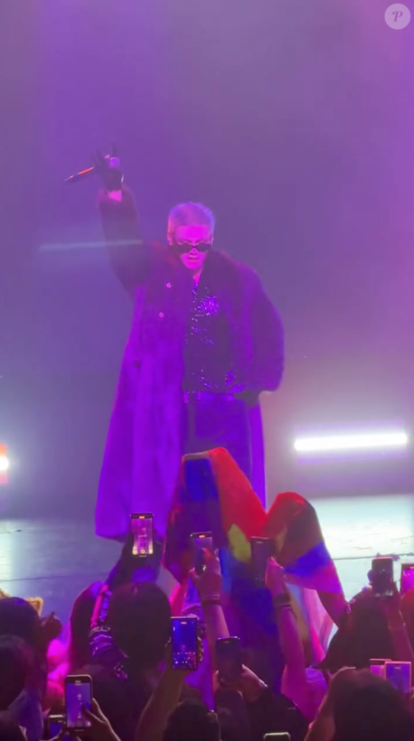 Il s'agit du chanteur sud-coréen Bain.


Bain fait son coming out à son public lors d'un concert à Los Angeles le 22 avril 2025.