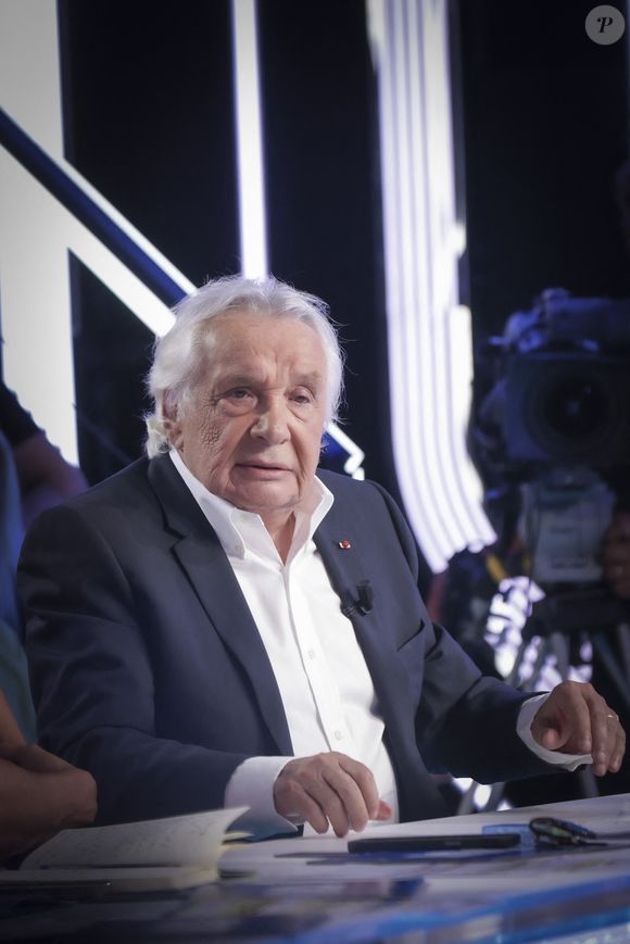 Michel Sardou sur le plateau de l'émission Touche pas à mon poste (TPMP) présentée en direct par C.Hanouna et diffusée sur C8 le 29 août 2022. © Jack Tribeca / Bestimage