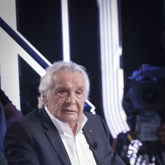 Michel Sardou sur le plateau de l'émission Touche pas à mon poste (TPMP) présentée en direct par C.Hanouna et diffusée sur C8 le 29 août 2022. © Jack Tribeca / Bestimage