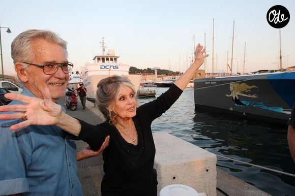 Exclusif - Brigitte Bardot et son mari Bernard d'Ormale avant qu'elle pose avec l'équipage de Brigitte Bardot Sea Shepherd, le célèbre trimaran d'intervention de l'organisation écologiste, sur le port de Saint-Tropez, le 26 septembre 2014 en escale pour 3 jours à deux jours de ses 80 ans.