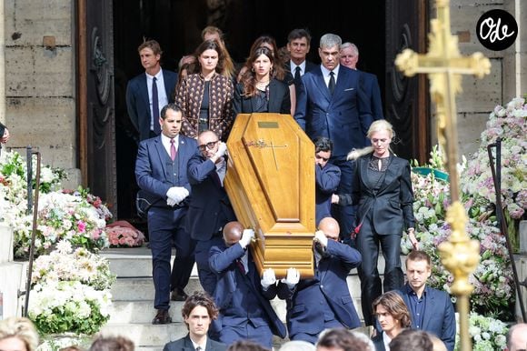 Roxane, Alice et Félix Altmayer, les enfants de Nicolas Altamyer, le compagnon de Mathilde Favier, entourent le cercueil de leur père - Sortie des obsèques de Mathilde Favier en l'église Saint-Sulpice à Paris le 31 aout 2026. © Dominique Jacovides-Cyril Moreau/Bestimage