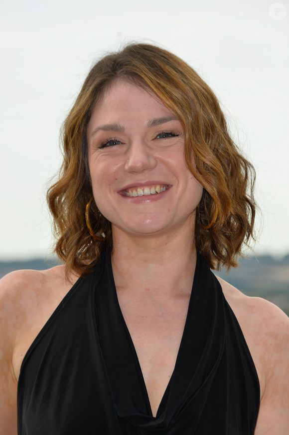 De son côté, Brigitte avoue traverser des moments compliqués avec des « hauts et des bas », et lutter contre la tentation de s'isoler face au chagrin.

Emilie Dequenne - 10e festival du Film Francophone d'Angoulême à Angoulême, France, le 22 août 2017. © Coadic Guirec/Bestimage
