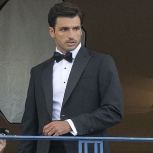 "J'ai entendu Brad Pitt dire que tu avais un avenir à Hollywood, c’est cool", lui a lancé le journaliste. 

Carlos Sainz Jr. - Célébrités à la sortie de l'hôtel Martinez lors du 78ème Festival International du Film de Cannes le 13 mai 2025. © Yehiel Chekroune/Bestimage