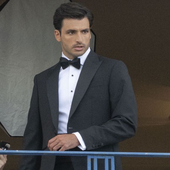 "J'ai entendu Brad Pitt dire que tu avais un avenir à Hollywood, c’est cool", lui a lancé le journaliste. 

Carlos Sainz Jr. - Célébrités à la sortie de l'hôtel Martinez lors du 78ème Festival International du Film de Cannes le 13 mai 2025. © Yehiel Chekroune/Bestimage