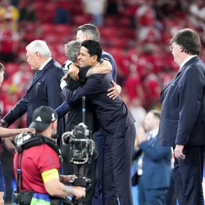 Le président du PSG, Nasser Al-Khelaifi, embrasse l'entraîneur Luis Enrique, alors qu'ils gagnent dos à dos après le match de la finale de la Ligue des champions de l'UEFA 2026 entre le Paris Saint-Germain F.C. et Arsenal F.C. à la Puskas Arena, le 30 mai 2026 à Budapest, en Hongrie. © SPP / PsnewZ / Bestimage