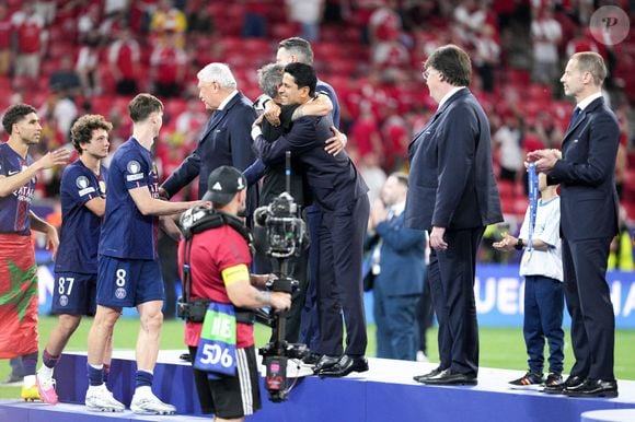 Le président du PSG, Nasser Al-Khelaifi, embrasse l'entraîneur Luis Enrique, alors qu'ils gagnent dos à dos après le match de la finale de la Ligue des champions de l'UEFA 2026 entre le Paris Saint-Germain F.C. et Arsenal F.C. à la Puskas Arena, le 30 mai 2026 à Budapest, en Hongrie. © SPP / PsnewZ / Bestimage