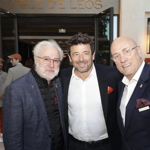 Exclusif -  Philippe Faure-Brac, Patrick Bruel, Emmanuel Borla (Directeur de l’hôtel) - Patrick Bruel inaugure son hôtel cinq étoiles "L'Isle de Leos MGallery" à L'Isle-sur-la-Sorgue, France, le 23 septembre 2025. 
L’Isle de Leos Hôtel & Spa MGallery Collection 
C’est à L’Isle-sur-la-Sorgue, village-monde surnommé la « Venise Comtadine » que s’écrit aujourd’hui une nouvelle histoire.
 Ancrée dans son territoire et ouvert sur le monde, l’hôtel L’Isle de Leos Hôtel & Spa MGallery Collection est un hommage à une Provence lumineuse, accueillante et singulière. 
 Bordée par les flots paisibles de la Sorgue et ornée du symbole de la ville, une roue à aube soigneusement restaurée, la maison a été rebâtie selon un projet conçu par Rougerie+Trangram, en respectant les exigences des Bâtiments de France, dans le respect du caractère historique et intemporel du lieu. 
 Sous l’impulsion de son propriétaire Patrick Bruel, dont le rêve a d’abord pris racine au Domaine de Leos, à quelques encablures de l’hôtel, où l’artiste prend soin de ses oliviers, vignes et ruches, l’établissement ouvre ses portes pour faire découvrir l’art de vivre provençal dans toute sa richesse et celle du Comtat Venaissin.
L’Isle de Leos Hôtel & Spa MGallery Collection, nouvel établissement de la collection MGallery du groupe Accor, propose 49 chambres dont 11 suites et junior suites, un bar à cocktails Le Nègo Chin, un restaurant La Roue, une cave de dégustation Augusta, un spa L’Olivier de Leos, une salle de fitness, une galerie d’art, un patio intérieur, deux piscines dont une intérieure et plusieurs salles de séminaires. 
 L’Isle de Leos MGallery promet d’offrir aux visiteurs un art de vivre complet qui honore et sublime les trésors de la Provence historique et de la ville. © Jack Tribeca / Bestimage