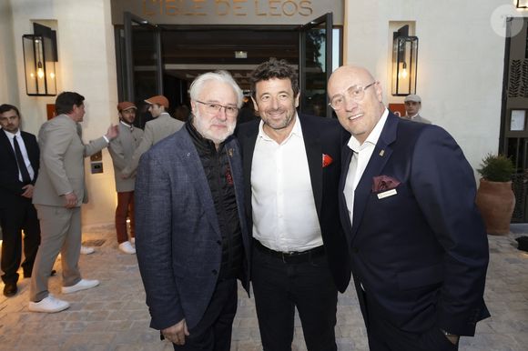 Exclusif -  Philippe Faure-Brac, Patrick Bruel, Emmanuel Borla (Directeur de l’hôtel) - Patrick Bruel inaugure son hôtel cinq étoiles "L'Isle de Leos MGallery" à L'Isle-sur-la-Sorgue, France, le 23 septembre 2025. 
L’Isle de Leos Hôtel & Spa MGallery Collection 
C’est à L’Isle-sur-la-Sorgue, village-monde surnommé la « Venise Comtadine » que s’écrit aujourd’hui une nouvelle histoire.
 Ancrée dans son territoire et ouvert sur le monde, l’hôtel L’Isle de Leos Hôtel & Spa MGallery Collection est un hommage à une Provence lumineuse, accueillante et singulière. 
 Bordée par les flots paisibles de la Sorgue et ornée du symbole de la ville, une roue à aube soigneusement restaurée, la maison a été rebâtie selon un projet conçu par Rougerie+Trangram, en respectant les exigences des Bâtiments de France, dans le respect du caractère historique et intemporel du lieu. 
 Sous l’impulsion de son propriétaire Patrick Bruel, dont le rêve a d’abord pris racine au Domaine de Leos, à quelques encablures de l’hôtel, où l’artiste prend soin de ses oliviers, vignes et ruches, l’établissement ouvre ses portes pour faire découvrir l’art de vivre provençal dans toute sa richesse et celle du Comtat Venaissin.
L’Isle de Leos Hôtel & Spa MGallery Collection, nouvel établissement de la collection MGallery du groupe Accor, propose 49 chambres dont 11 suites et junior suites, un bar à cocktails Le Nègo Chin, un restaurant La Roue, une cave de dégustation Augusta, un spa L’Olivier de Leos, une salle de fitness, une galerie d’art, un patio intérieur, deux piscines dont une intérieure et plusieurs salles de séminaires. 
 L’Isle de Leos MGallery promet d’offrir aux visiteurs un art de vivre complet qui honore et sublime les trésors de la Provence historique et de la ville. © Jack Tribeca / Bestimage