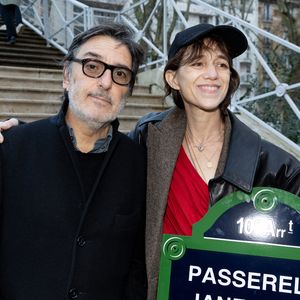 Yvan Attal et sa compagne Charlotte Gainsbourg - Inauguration de la passerelle Jane Birkin devant les 41-43 quai de Valmy à Paris le 13 décembre 2025.
© Cyril Moreau / Bestimage