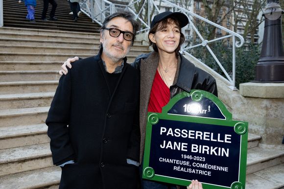 Yvan Attal et sa compagne Charlotte Gainsbourg - Inauguration de la passerelle Jane Birkin devant les 41-43 quai de Valmy à Paris le 13 décembre 2025.
© Cyril Moreau / Bestimage