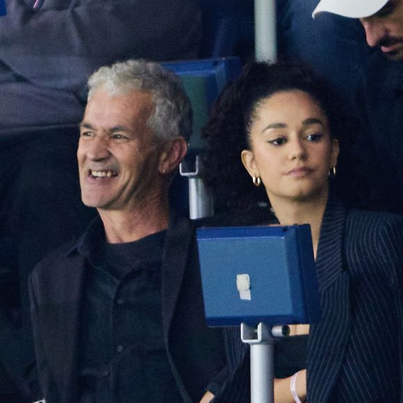 Dans une vidéo émouvante, il annonce à sa marionnette Boubam que les tournées pourraient s’arrêter.

Lena Situations (Lena Mahouf) et son père Karim Mahfouf - People dans les tribunes lors du match de football Ligue 1 Uber Eats opposant le PSG à l'OM (4-0) au Parc des Princes à Paris le 24 septembre 2023. Cyril Moreau/Bestimage