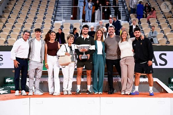Après la rencontre, Carlos Alcaraz a pris le temps de célébrer avec ses proches

Carlos Alcaraz et sa famille après Roland Garros 2025 - Finale hommes à Roland Garros le 8 juin 2025 à Paris, France. Photo par Sandra Ruhaut/Icon Sport/ABACAPRESS.COM
