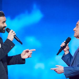 Exclusif - Michel Fugain et Ycare lors de l’enregistrement de l’émission “Les stars s’unissent pour le Sidaction” au théâtre Marigny à Paris, France, le 11 mars 2025. L’émission sera diffusée en prime le 22 mars sur France 2. © Guirec-Moreau/ Bestimage