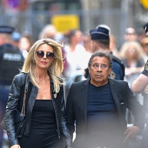 Isaure Le Faou et son compagnon Laurent Voulzy assistent aux obsèques de Thierry Ardisson à l'église Saint Roch à Paris, France, le 17 juillet 2025. Photo par Franck Castel/Abaca