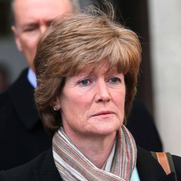 Elle est désormais en convalescence et devrait bientôt reprendre ses activités.


Info du 27 octobre 2025 — La tante du prince William et du prince Harry a été « grièvement blessée » après une « très mauvaise chute » de cheval, a révélé son frère. Lady Sarah McCorquodale, 70 ans, sœur aînée de la princesse Diana, a été hospitalisée à la suite de l’accident.
(Photo d’archives : Lady Sarah McCorquodale quittant la Haute Cour de Londres, le 7 avril 2008, après avoir assisté à l’enquête sur la mort de sa sœur, la princesse Diana, et de Dodi Al-Fayed — Express Syndication / Bestimage.)