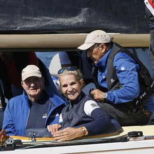 Le roi Juan Carlos Ier, accompagné de sa fille L’infante Elena d’Espagne et de l'équipe de skippers, reçoit la coupe du monde de 6MJI au Seawanhaka Yacht Club (NY), le 26 septembre 2025.
Photo : Europa Press / Bestimage