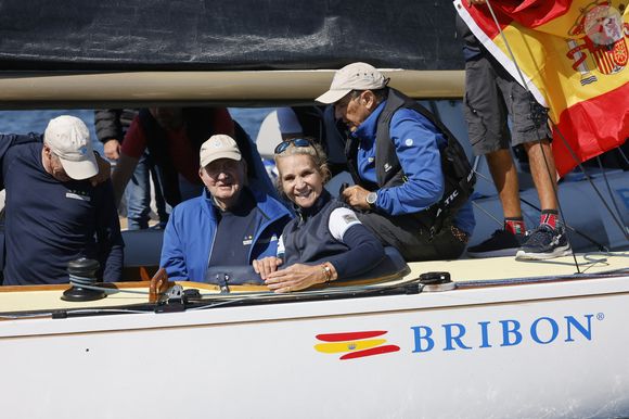 Le roi Juan Carlos Ier, accompagné de sa fille L’infante Elena d’Espagne et de l'équipe de skippers, reçoit la coupe du monde de 6MJI au Seawanhaka Yacht Club (NY), le 26 septembre 2025. 

Photo : Europa Press / Bestimage