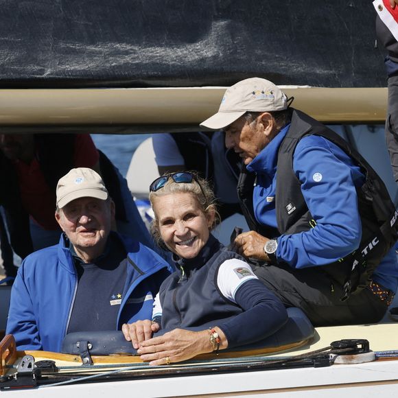 Le roi Juan Carlos Ier, accompagné de sa fille L’infante Elena d’Espagne et de l'équipe de skippers, reçoit la coupe du monde de 6MJI au Seawanhaka Yacht Club (NY), le 26 septembre 2025. 

Photo : Europa Press / Bestimage