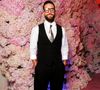 Pour commencer sa journée, l’artiste plonge son visage dans une bassine d’eau glaciale afin de réveiller sa peau et réduire les gonflements du matin.

Maluma assiste au lancement de The Boss Bottled Beyond à New York, réunissant des passionnés de mode et de parfums pour un événement exclusif, célébrant le nouveau parfum.

Backgrid USA / Bestimage