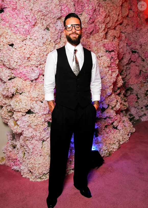 Pour commencer sa journée, l’artiste plonge son visage dans une bassine d’eau glaciale afin de réveiller sa peau et réduire les gonflements du matin.

Maluma assiste au lancement de The Boss Bottled Beyond à New York, réunissant des passionnés de mode et de parfums pour un événement exclusif, célébrant le nouveau parfum.

Backgrid USA / Bestimage