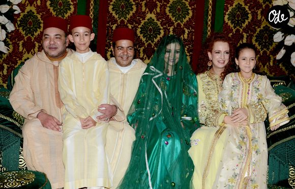 Le Prince Moulay Rachid et Lalla Oum Keltoum posent avec le roi Mohammed VI, son épouse la pricesse lalla Salma accompages de leus deux enfants le prince hertier Moulau Hassan et la pricesse Lalla Khadija lors de la traditionnelle cérémonie du henné, marquant la célébration de leur mariage au palais royal de Rabat au Maroc le 13 novembre 2014.