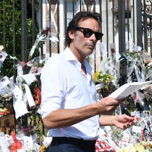 Anthony Delon et son demi-frère Alain-Fabien découvrent les hommages devant les grilles de la propriété de Douchy, quelques heures avant les obsèques de leur père, A.Delon, le 24 août 2024. © Agence / Bestimage