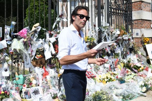 Anthony Delon et son demi-frère Alain-Fabien découvrent les hommages devant les grilles de la propriété de Douchy, quelques heures avant les obsèques de leur père, A.Delon, le 24 août 2024. © Agence / Bestimage