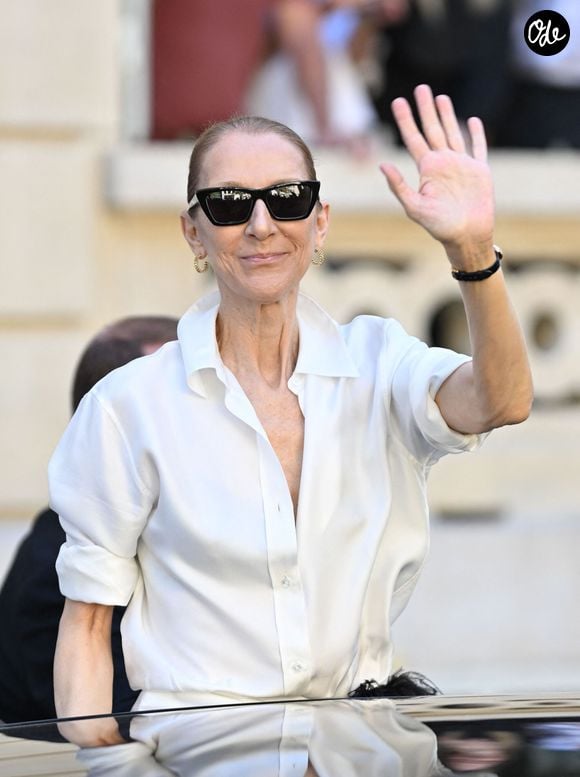Scott Price, son directeur musical et pianiste depuis 2015.

Céline Dion acclamée par ses fans à la sortie de l’hôtel Royal Monceau, avant de se rendre à la Plenitude Arena de Paris La Défense, à Paris, France, le 25 septembre 2026. © Pierre Perusseau/Bestimage