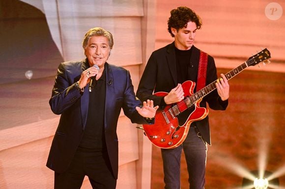 Exclusif - Frédéric François et son petit-fils Matéo lors de l'enregistrement de l'émission Vivement dimanche présentée par M.Drucker aux studios Rive Gauche, à Paris, France, le 1er octobre 2025. Diffusion sur France 3 le 9 novembre 2025. © Guillaume Gaffiot/Bestimage