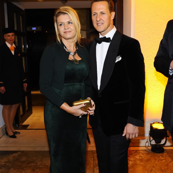 L'homme, dénoncé par la famille de Michael Schumacher, a écopé de trois ans de prison ferme. Mais ce n'est pas le seul à avoir été condamné : son fils, âgé de 30 ans, est reparti du tribunal avec une peine de six mois de prison ferme.

Michael Schumacher et sa femme Corinna lors du 31ème Gala des Légendes du Sport, Deutscher Sportpresseball, à l'opéra de Francfort. Le 10 novembre 2012. API / BESTIMAGE