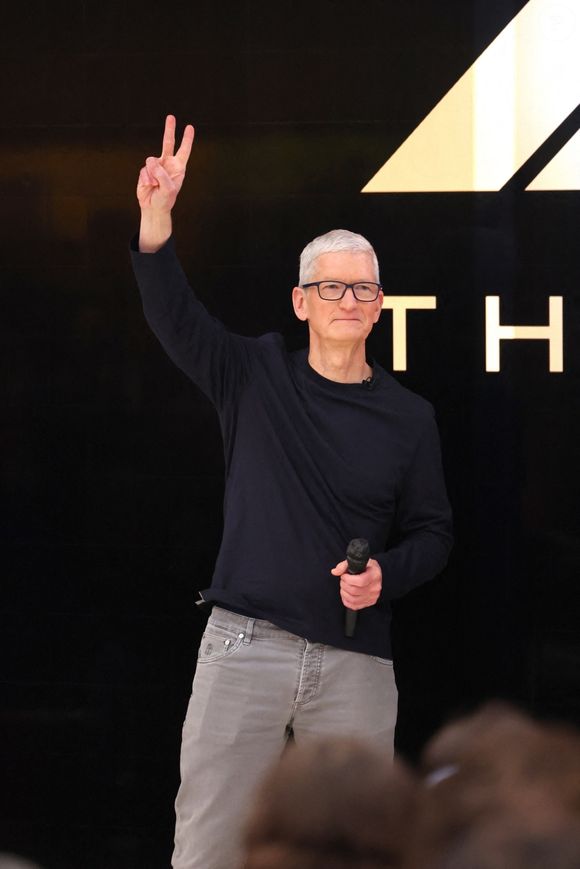 New York, NY - Brad Pitt et Tim Cook font la promotion du nouveau film "F1" lors d'une séance de questions-réponses à l'Apple Store de la 5e Avenue à New York le 15 juin 2025.

Photo : Backgrid USA / Bestimage