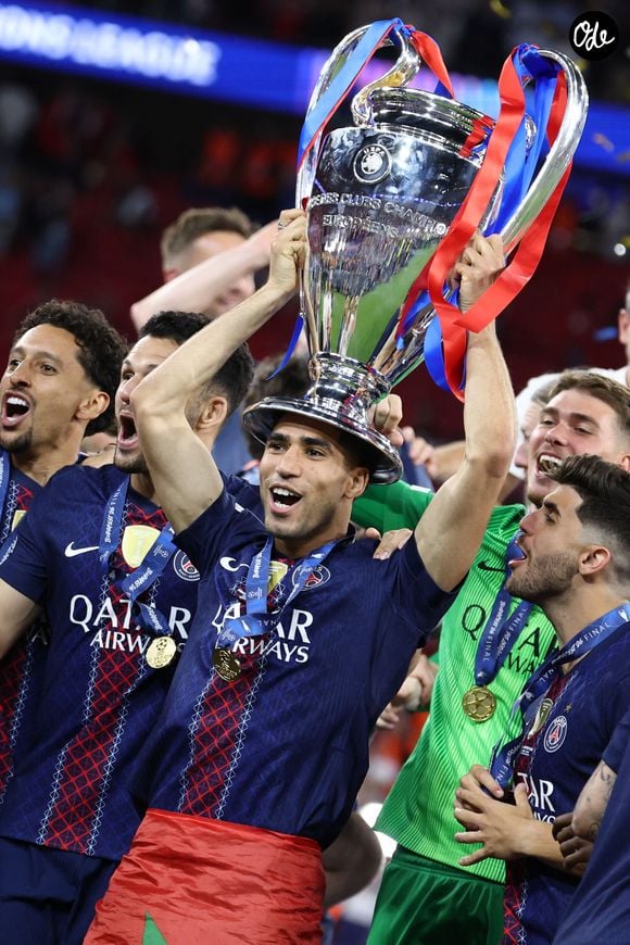Achraf Hakimi du PSG célèbre avec le trophée la victoire lors de la finale de football de la Ligue des Champions 2025/2026 entre le Paris Saint-Germain et l'Arsenal FC au stade Puskas Arena de Budapest (Hongrie), le 30 mai 2026. © Inside/Psnewz/Bestimage