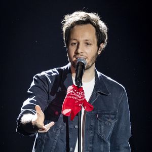 Car en 2021, le chanteur expliquait collaborer avec sa femme.

Exclusif - Vianney (Artiste masculin de l’année) sur la scène des 39èmes Victoires de la Musique à la Seine Musicale à Paris. Le 7 février 2024
© Cyril Moreau / Bestimage