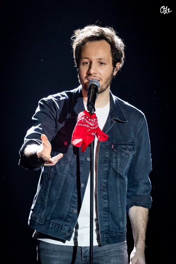 Car en 2021, le chanteur expliquait collaborer avec sa femme.

Exclusif - Vianney (Artiste masculin de l’année) sur la scène des 39èmes Victoires de la Musique à la Seine Musicale à Paris. Le 7 février 2024
© Cyril Moreau / Bestimage