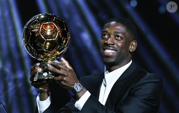 Le joueur français du Paris Saint-Germain, Ousmane Dembele, pose avec son trophée lors de la cérémonie de remise du Ballon d'Or France Football 2025 au Théâtre du Chatelet à Paris, France, le 22 septembre 2025. Photo de Gao Jing/Xinhua/ABACAPRESS.COM
