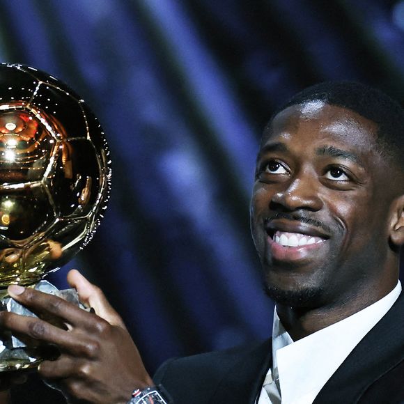 Le joueur français du Paris Saint-Germain, Ousmane Dembele, pose avec son trophée lors de la cérémonie de remise du Ballon d'Or France Football 2025 au Théâtre du Chatelet à Paris, France, le 22 septembre 2025. Photo de Gao Jing/Xinhua/ABACAPRESS.COM