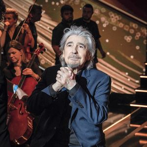 Exclusif - Serge Lama en backstage de l'enregistrement de l'émission "Serge Lama, le dernier rappel" présentée par F. Bollaert, diffusée le vendredi 21 novembre 2025 sur France 3 à 21h10, au théâtre Marigny à Paris, France, le 29 avril 2025. © Clovis-Moreau/Bestimage