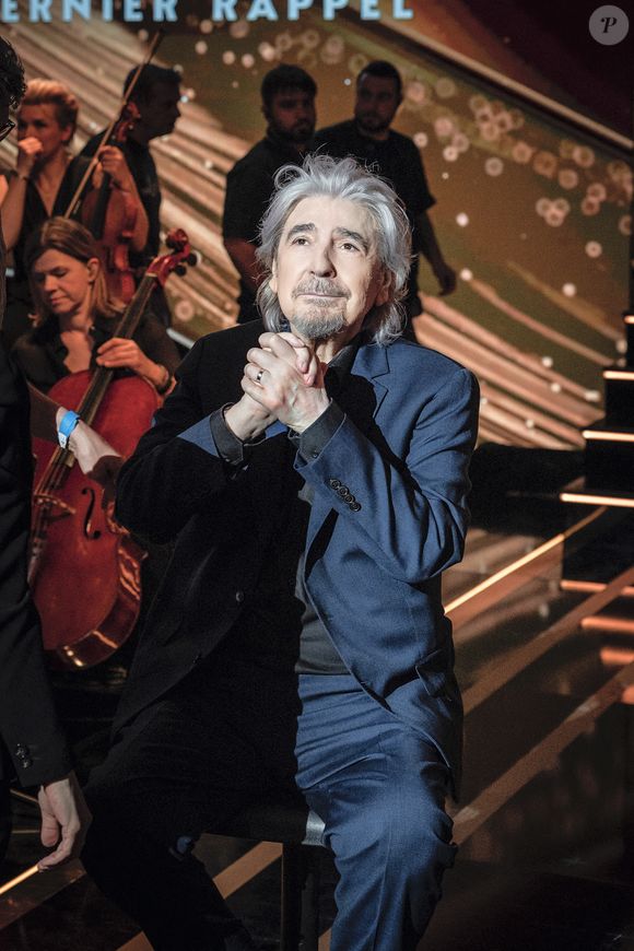 Exclusif - Serge Lama en backstage de l'enregistrement de l'émission "Serge Lama, le dernier rappel" présentée par F. Bollaert, diffusée le vendredi 21 novembre 2025 sur France 3 à 21h10, au théâtre Marigny à Paris, France, le 29 avril 2025. © Clovis-Moreau/Bestimage