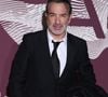 Finalement, la rencontre entre les deux artistes a donné naissance à une collaboration inédite en studio d'enregistrement.

Jean Dujardin lors du photocall du dîner de la 51e cérémonie des César au Fouquet's à Paris, le 27 février 2026. 

© Denis Guignebourg/Bestimage