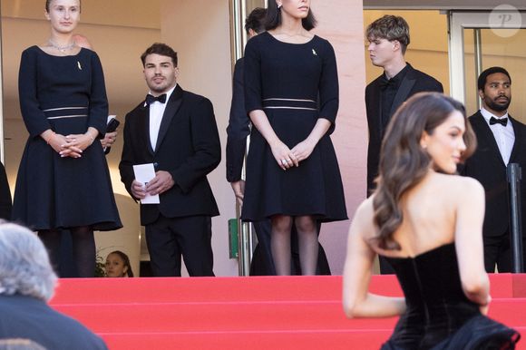 Il s'agit d'Iris Mittenaere et Antoine Dupont dont la complicité déchaîne les passions. 

Antoine Dupont et Iris Mittenaere - Antoine Dupont et sa compagne Iris Mittenaere se retrouvent sur les marches  du film « Dossier 137 » lors du 78ème Festival International du Film de Cannes le 15 mai 2025.

© Jacovides / Moreau / Bestimage