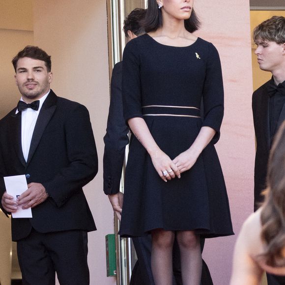 Il s'agit d'Iris Mittenaere et Antoine Dupont dont la complicité déchaîne les passions. 

Antoine Dupont et Iris Mittenaere - Antoine Dupont et sa compagne Iris Mittenaere se retrouvent sur les marches  du film « Dossier 137 » lors du 78ème Festival International du Film de Cannes le 15 mai 2025.

© Jacovides / Moreau / Bestimage
